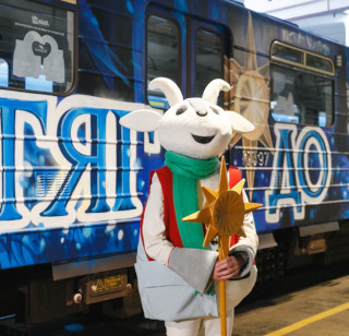 Kyiv Christmas Subway Train operates on 24.11.2025 - 31.01.2026 on Blue Line