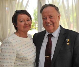 Antonov Test Pilot Oleksandr Halunenko received FAI Gold Medal - Oleksandr Halunenko and Olga Halunenko