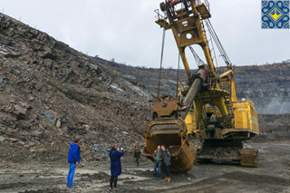 Descent Into Quarry UGOK | Special Tour | Pictures in front of huge excavator EKG-10